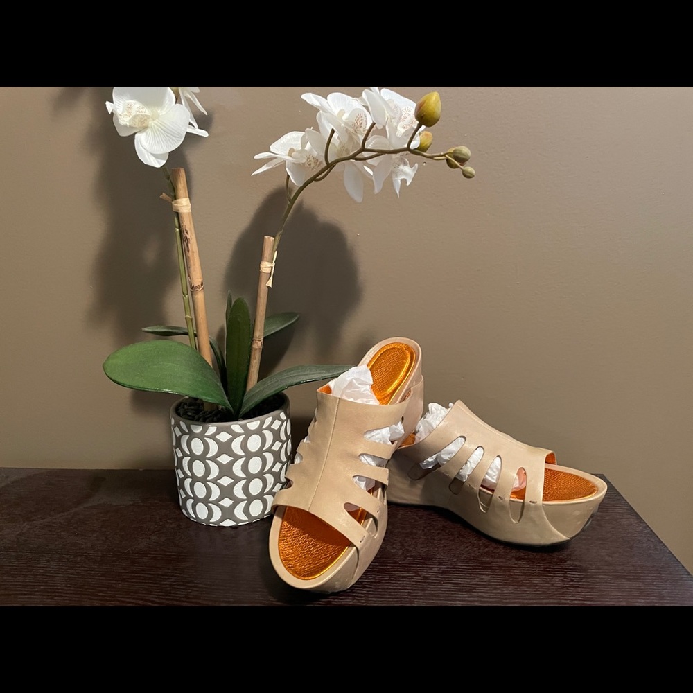 New Women’s Tsubo slides/Platform Sandals, 8.5